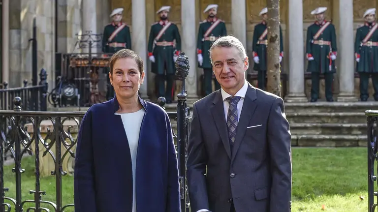 El lehendakari Iñigo Urkullu posa con Uxue Barkos, Presidenta de Navarra, tras jurar su cargo ante el Árbol de Gernika. EFE/Miguel Toña
