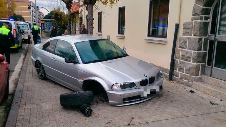 El coche ha queddado en la acera tras colisionar con otro vehículo y una señal. PM