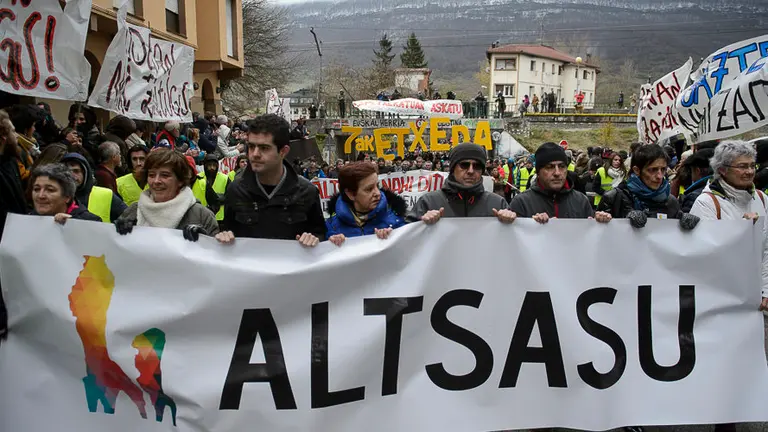 Miles de personas se manifiestan en Alsasua a favor del pueblo. PABLO LASAOSA13