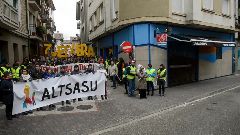 Miles de personas se manifiestan en Alsasua a favor del pueblo. PABLO LASAOSA20