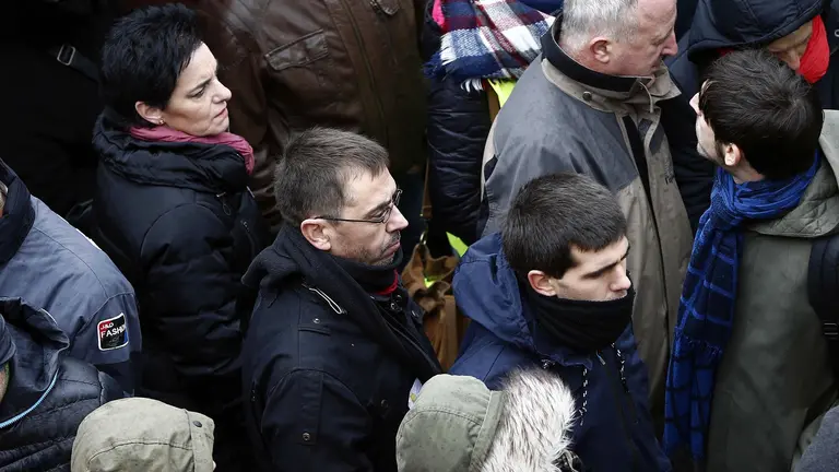 El cofundador de Podemos Juan carlos Monedero asistió a la manifestación donde miles de personas recorrieron las calles de Alsasua en contra de la imagen que se proyecta de la localidad desde que el pasado octubre dos guardias civiles y sus parejas fueran agredidas por cincuenta personas, suceso por el que nueve jóvenes han sido imputados de terrorismo. EFE/Jesús Diges