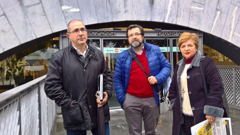 Representantes de padres y madres de los estudiantes de la Universidad de Navarra tras reunirse con el Consjero de Educación CEDIDA
