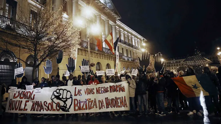 GRA407. PAMPLONA, 26/11/2016.- Cientos de personas, convocadas por la comunidad senegalesa de Navarra y diversos colectivos sociales, han participado hoy en Pamplona en una manifestación en protesta por la muerte el pasado 25 de octubre del joven senegalés Elhadji Ndiaye en la comisaría de la Policía Nacional. Una pancarta con el lema "Las vidas negras importan. Bizitza da handiena. Dundu ñuule amna solo" encabezaba la marcha, que ha partido de la Plaza del Castillo, a la que ha regresado tras recorrer la avenida Carlos III hasta la Plaza de Merindades. EFE/Jesús Diges