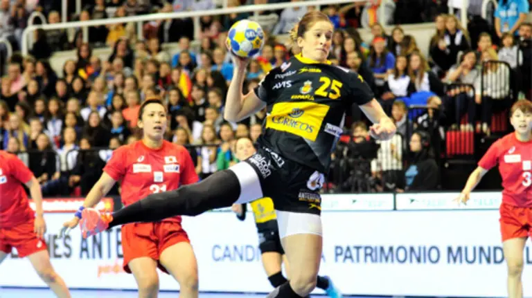 La navarra Nerea Pena en acción con la con la selección española. RFEBM.