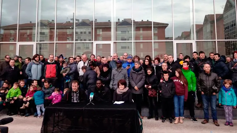 Protesta de los vecinos de la Chantrea contra la expulsión de un vecino senegalés. EP
