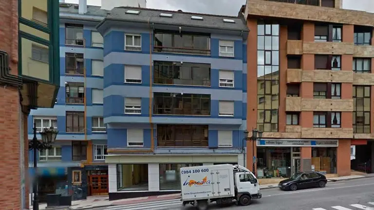 Edificio desde el que se ha precipitado el niño de 21 meses.