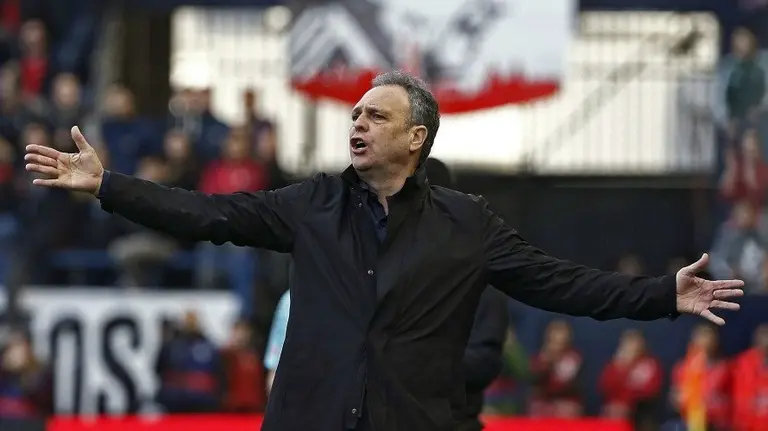 El entrenador de Osasuna Joaquin Caparrós dirige desde la banda a sus jugadores durante el partido de la decimotercera jornada de Liga. EFEDiges