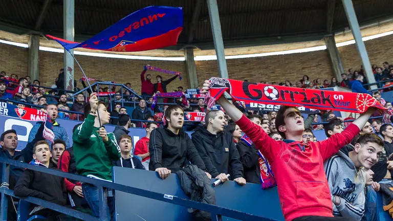 La grada de El Sadar durante el partido entre Osasuna y Atlético de Madrid (13). IÑIGO ALZUGARAY