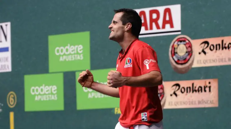 Bengoetxea celebra un tanto. Efe.