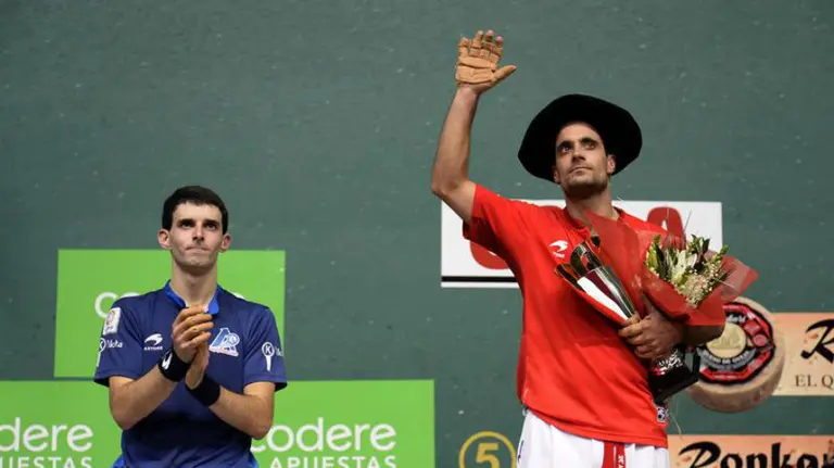 Bengoetxea saluda con la txapela de campeón. Efe.