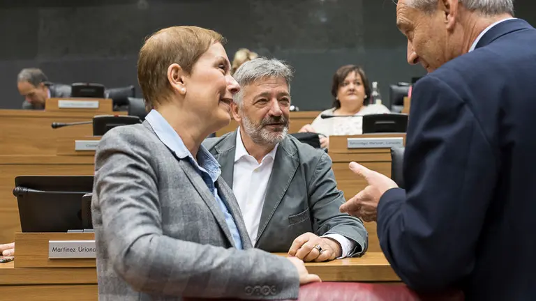Koldo Martínez y Uxue Barkos hablan con Mikel Aranburu. PABLO LASAOSA 2