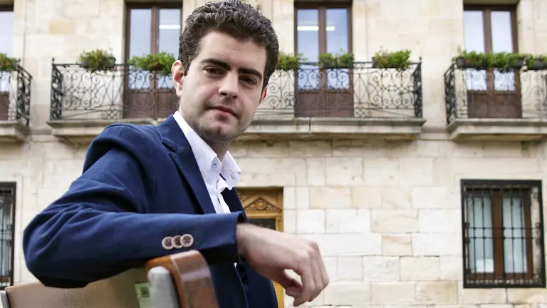 GRA282. ALSASUA (NAVARRA), 28/11/2016.- El alcalde de Alsasua, Javier Ollo, ha dicho a EFE que la manifestación del sábado tras la agresión a dos agentes y a sus parejas, por la que han sido procesados por terrorismo nueve jóvenes, ha reforzado "el sentimiento de pertenencia" al pueblo, en el que "no hay crispación" por la presencia de la Guardia Civil. Miles de personas, entre diez y quince mil según los convocantes, se manifestaron el pasado sábado en Alsasua contra la imagen que se proyecta de la localidad tras la agresión, marcha que contó con el apoyo del Gobierno de Navarra, el Parlamento foral, partidos políticos y ayuntamientos. Ollo ha afirmado a EFE que desde el sábado percibe un ambiente "diferente" en la localidad, un hecho que le han comentado vecinos de Alsasua, en la que algunos medios de comunicación, se ha lamentado, "han buscado el morbo". En la imagen, Javier Ollo posa ante la sede del ayuntamiento de Alsasua. EFE/Iván Aguinaga