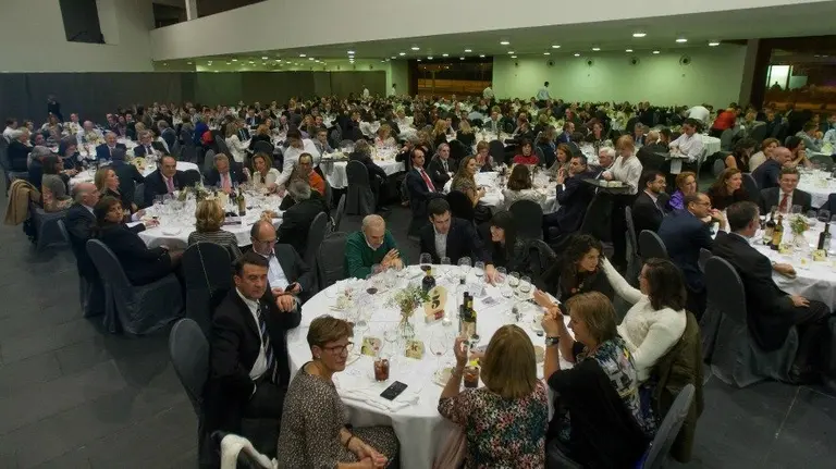 Vista general de los más de 600 asistentes de medio centenar de empresas navarras a la cena de gala solidaria de Niños contra el Cáncer.