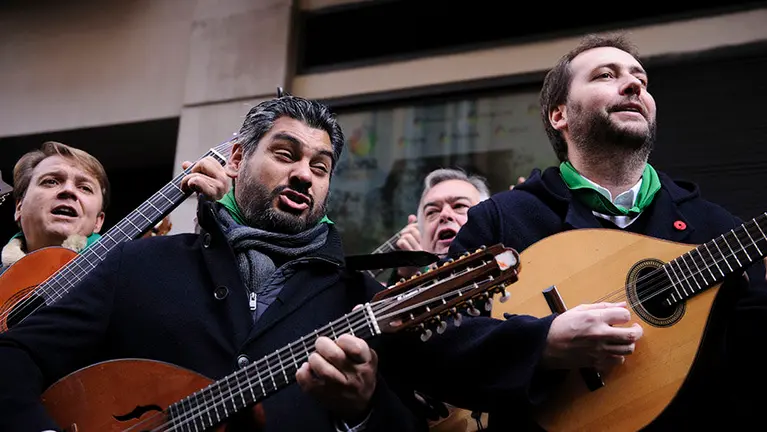 Las calles de Pamplona se llenan para el Día Grande de San Saturnino. MIGUEL OSÉS_7