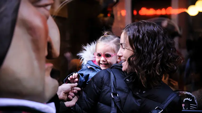 Las calles de Pamplona se llenan para el Día Grande de San Saturnino. MIGUEL OSÉS.
