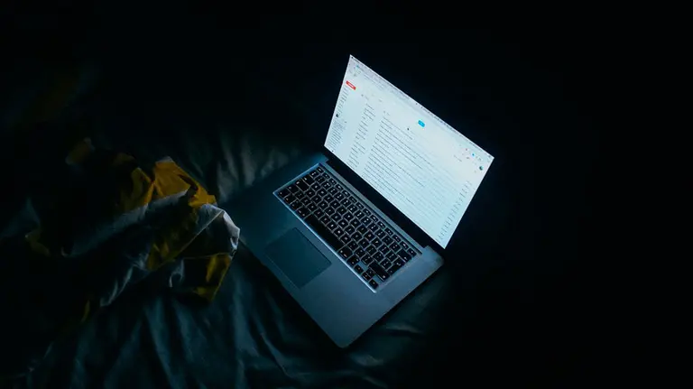 Un ordenador con el correo electrónico abierto.