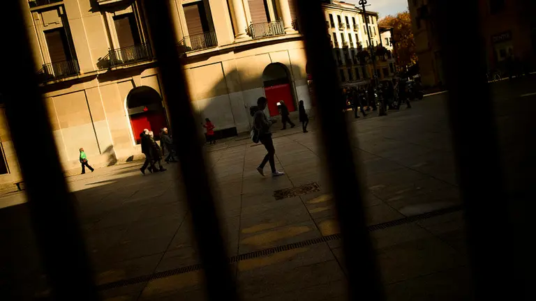 Gente pasea por el centro de Pamplona, aprovechando el buen tiempo. PABLO LASAOSA
