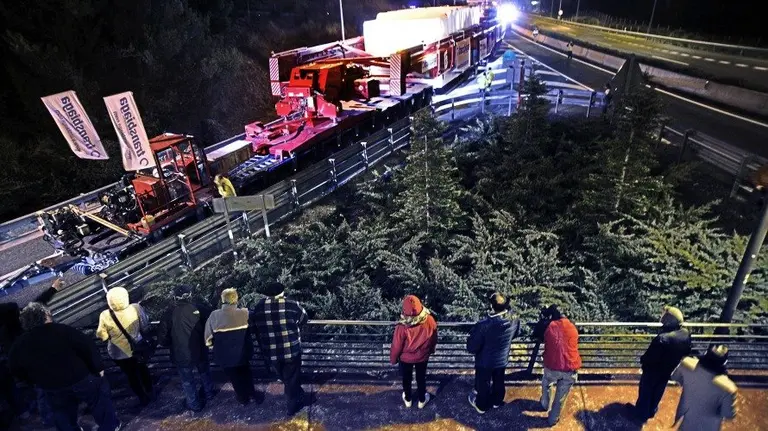 El megaconvoy de casi 95 metros de largo que transporta un aerogenerador desde el puerto de Pasaia (Guipuzcoa) a Sangüesa (Navarra). IVAN AGUINAGAefe