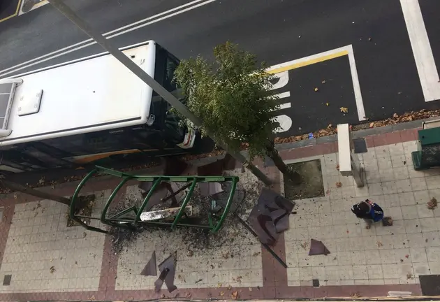 Una  villavesa revienta una marquesina a su paso por la calle Tajonar. NAVARRA.COM