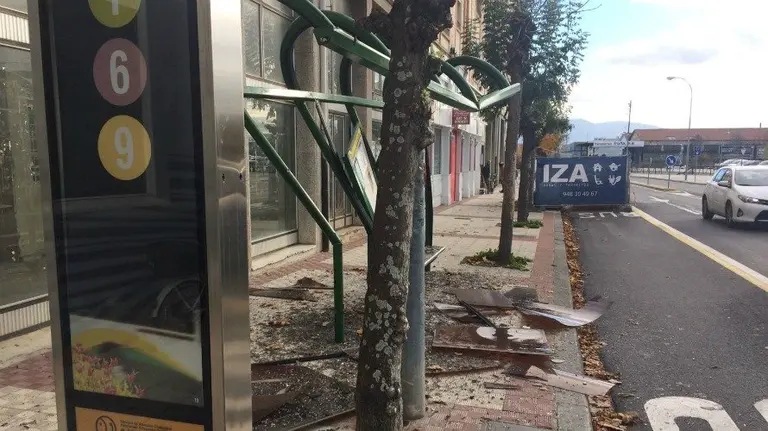 Una villavesa revienta y hace añicos una marquesina al chocar contra ella en la calle Tajonar.NAVARRA. COM