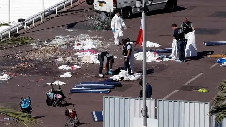 Equipo policial en el Paseo de los Ingleses de la ciudad costera de Niza tras el ataque terrorista con un camión  el 14 de julio de 2016 EFE