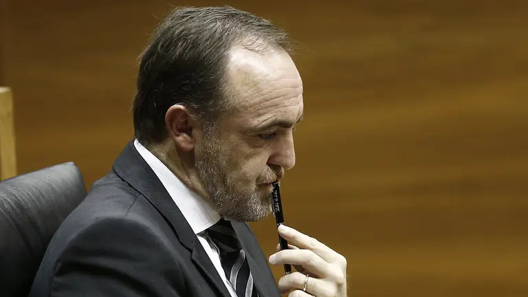 GRA019. PAMPLONA, 01/12/2016.- El portavoz del Grupo Parlamentario de UPN Javier Esparza, al inicio del pleno del Parlamento de Navarra, que hoy debate, entre otros asuntos, el proyecto de la Ley Foral Reguladora del Plan de Inversiones Locales 2017-2019. EFE/Jesús Diges