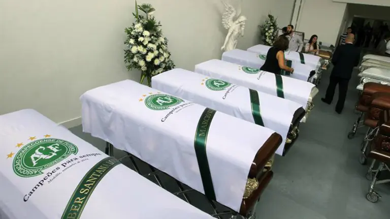 Ataudes con los fallecidos en el accidente aéreo del Chapecoense. Efe.
