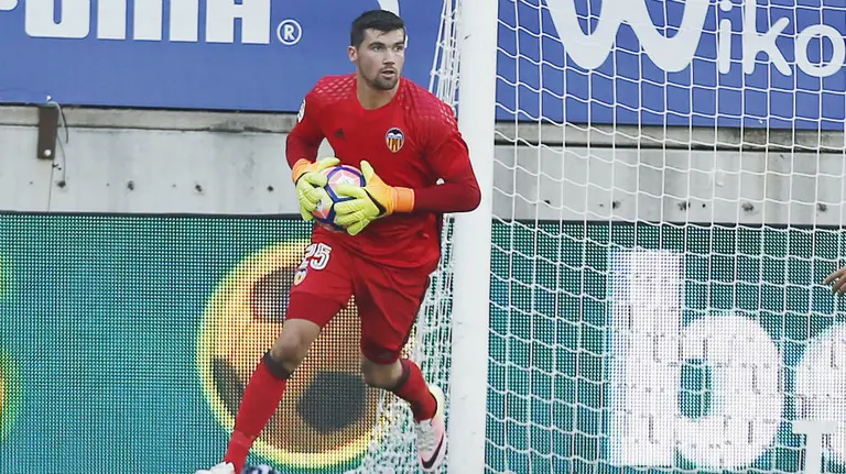 Mathew Ryan con la camiseta del valencia. Web Valencia CF.