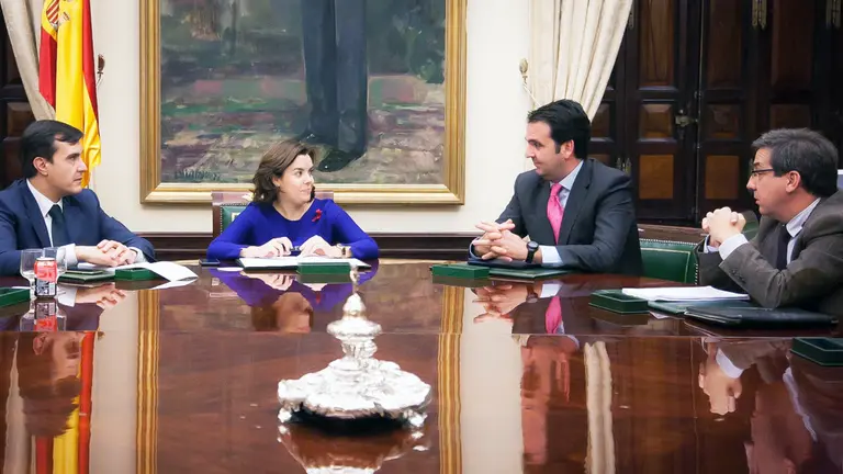 Íñigo Alli, Carlos Salvador y la presidenta Sáenz de Santamaría en el Congreso de los Diputados.