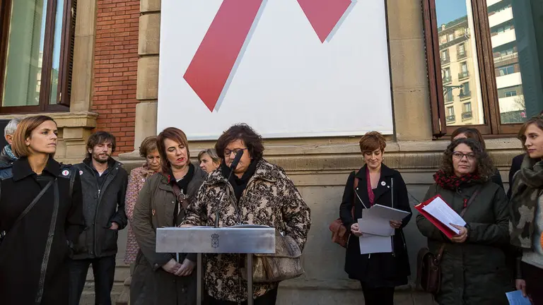 Concentración a las puertas del Parlamento con motivo del Día Internacional contra el SIDA (6). IÑIGO ALZUGARAY