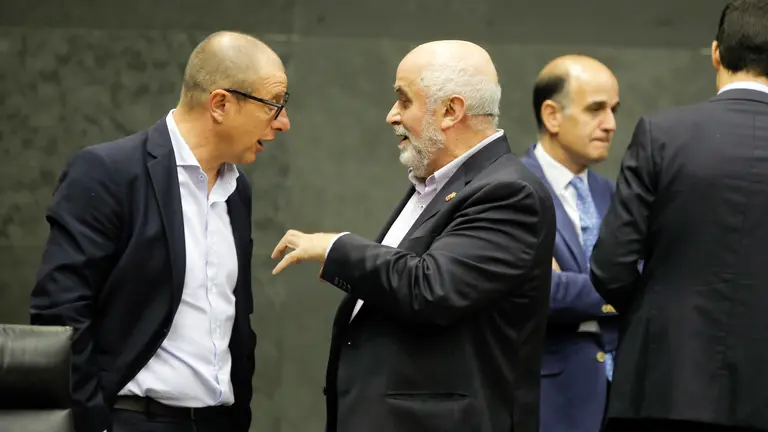 Carlos Gimeno (PSN) habla con el consejero de Educación, José Luis Mendoza.