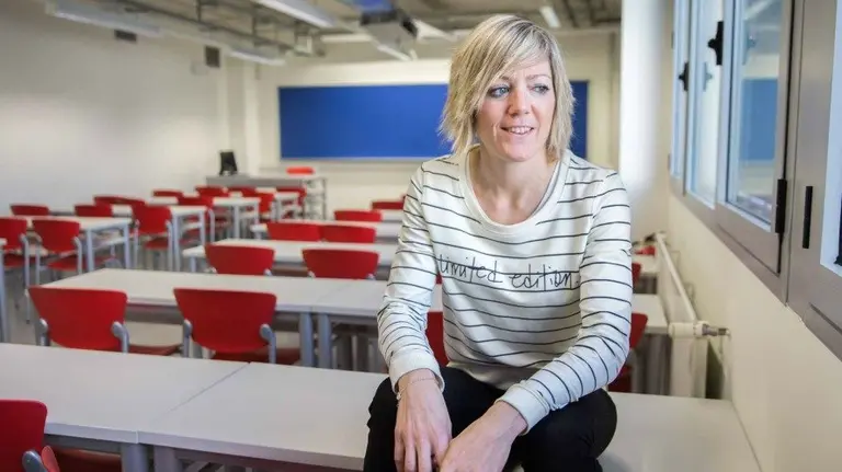 La atleta paralímpica Izaskun Osés, en un aula del campus de la UPNA en Tudela.