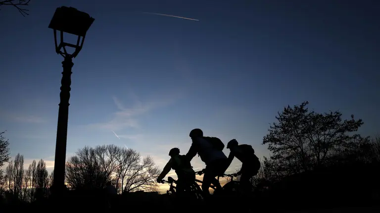 Un grupo de ciclistas en el paseo del Arga junto a Pamplona, en una jornada de tiempo con cielos despejados. EFE/Jesús Diges