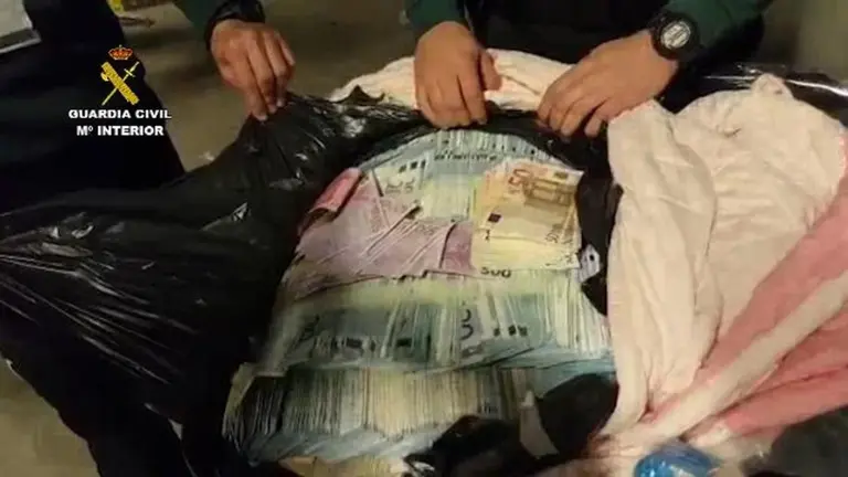 La Guardia Civil encuentra dos bolsas de basura con un mill&oacute;n de euros en el aeropuerto de Barcelona GC