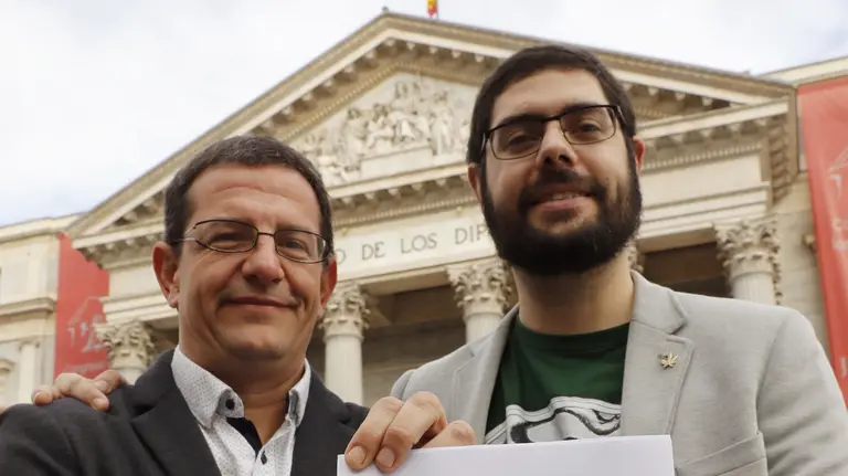 El presidente y el secretario general del grupo navarro Representación Cannábica, Fermín Les y Ramón Morcillo, antes de presentar su propuesta de Iniciativa Legislativa Popular para la regulación del autocultivo y autoconsumo de cannabis. EFE/Juan Carlos Hidalgo