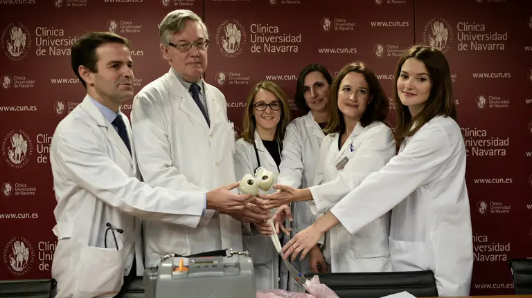 El equipo médico que ha completado en Pamplona el primer implante completo de un corazón artificial. PABLO LASAOSA (5)