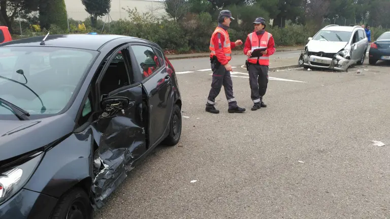 Un turismo se ha estrellado contra cinco vehículos aparcados en el polígono Montes del Cierzo en Tudela PF