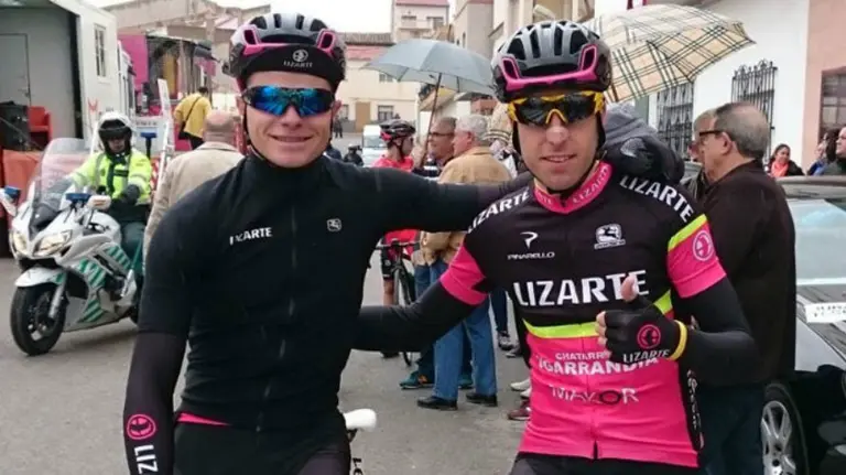 Marcos Jurado y Marcos Rojo con el maillot del Lizarte.