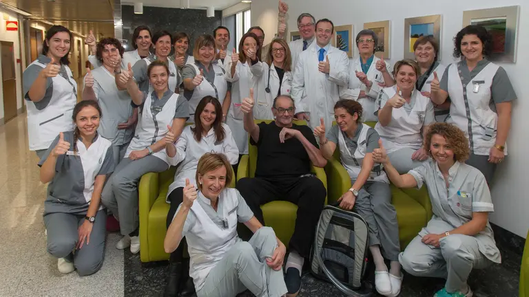 En señal de triunfo, profesionales de la Clínica Universidad de Navarra y del Complejo Hospitalario de Navarra implicados en el implante del corazón artificial total al paciente Óscar L. E. (sentado en el centro).