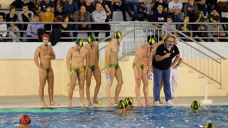 Manel Silvestre habla con sus jugadores en la piscina de Amaya.  Foto Ángel Artola.