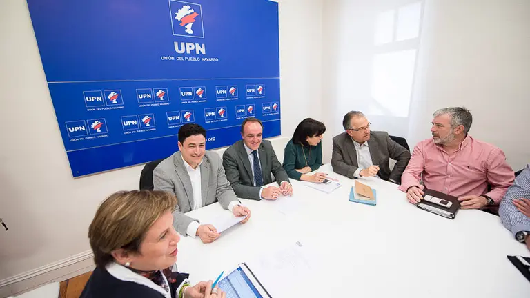 Ana Elizalde, Óscar Arizcuren, Javier Esparza, Yolanda Ibáñez, Enrique Maya y Julián Isla en una de las reuniones de la Ejecutiva de UPN . PABLO LASAOSA