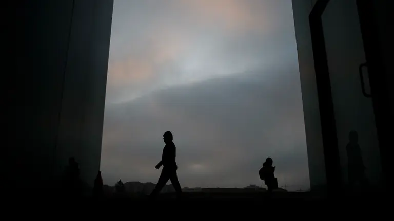 Personas pasean al atardecer aprovechando el buen tiempo en Pamplona. PABLO LASAOSA 03