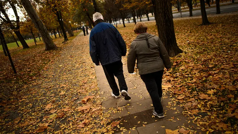 Una pareja pasea por la Vuelta del Castillo de Pamplona. PABLO LASAOSA