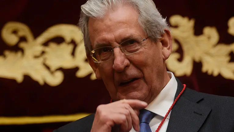 El fisico Pedro Miguel Etxenike recibe la Medella de Oro de la Comunidad en una recepción con motivo del Día de Navarra. MIGUEL OSÉS_1