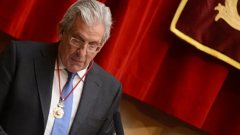 El fisico Pedro Miguel Etxenike recibe la Medella de Oro de la Comunidad en una recepción con motivo del Día de Navarra. MIGUEL OSÉS_3