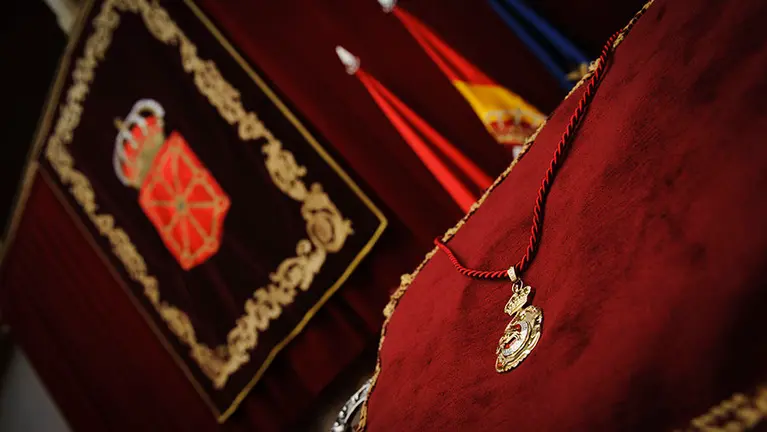 El fisico Pedro Miguel Etxenike recibe la Medella de Oro de la Comunidad en una recepción con motivo del Día de Navarra. MIGUEL OSÉS_9