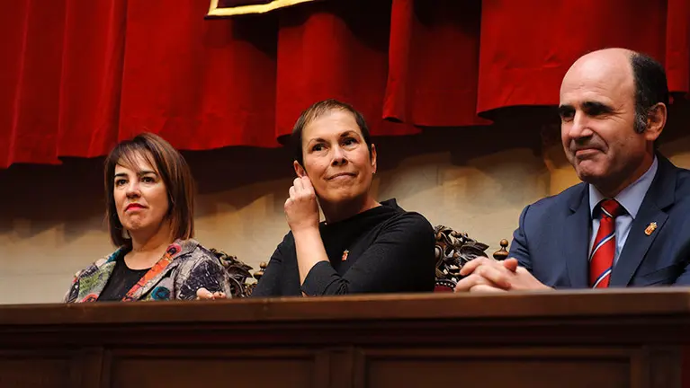 El fisico Pedro Miguel Etxenike recibe la Medella de Oro de la Comunidad en una recepción con motivo del Día de Navarra. MIGUEL OSÉS_13