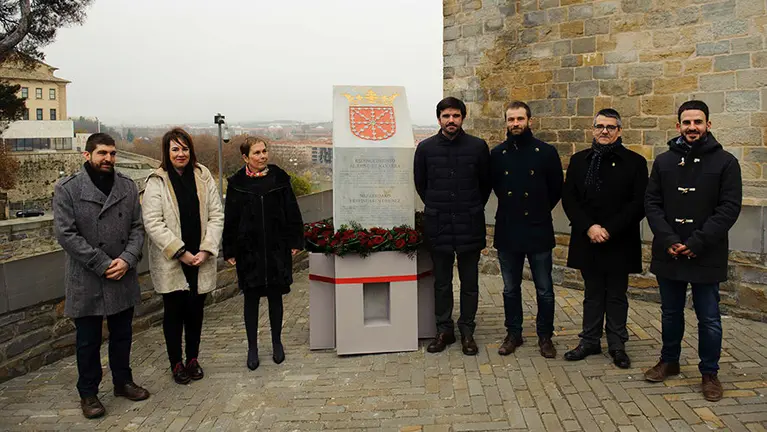 Inauguraci&oacute;n de un monolito conmemorativo en el Archivo Real con motivo del D&iacute;a de Navarra. MIGUEL OS&Eacute;S (22)