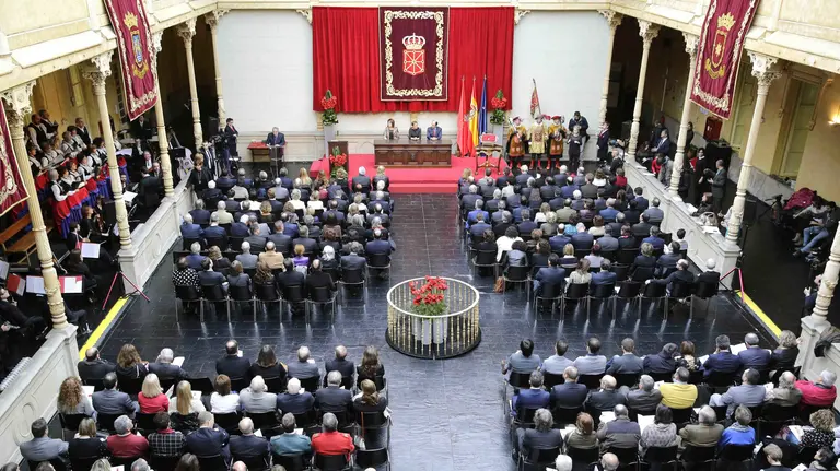 La presidenta del Gobierno Foral de Navarra, Uxue Barkos, en la entrega de la Medalla de Oro en el patio isabelino, el mismo lugar que ha elegido para el homenaje de este sábado. EFE/Villar López