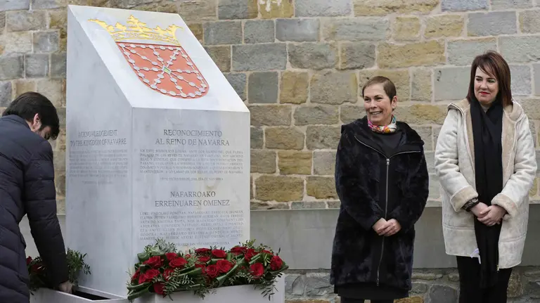 La presidenta navarra Uxue Barkos, junto a la presidenta del Parlamento, Ainhoa Aznárez, durante el homenaje al Reino de Navarra ante el Archivo General, antiguo palacio real, donde se ha ondeado la bandera de Navarra y se ha descubierto un monolito conmemorativo. EFE/Villar López